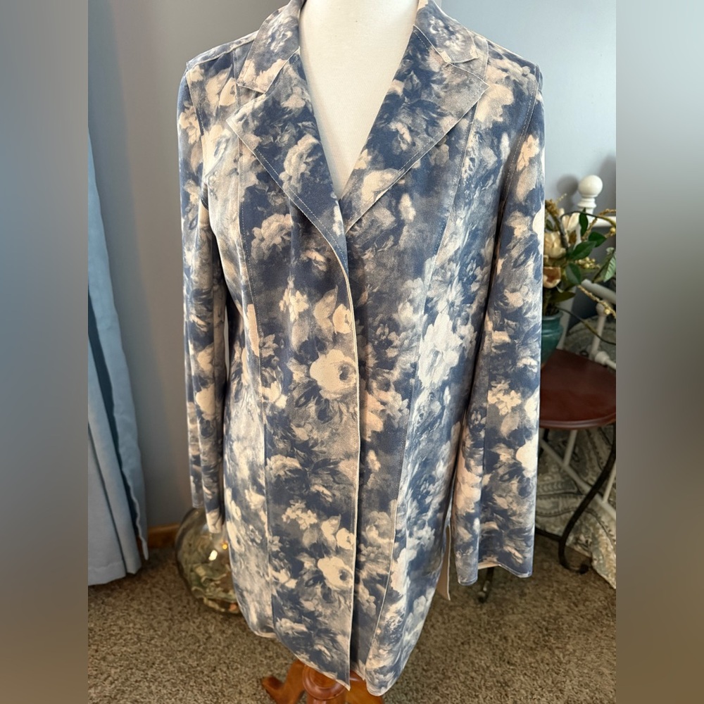 Woman’s 3/4 length lightweight suede like jacket
Size small.